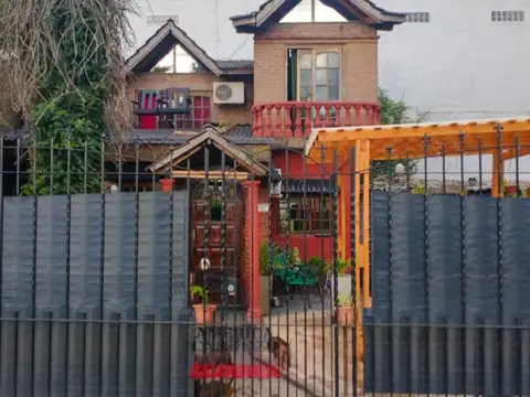 Casa en venta - 3 Dormitorios 2 Baños - 190mts2 - Merlo