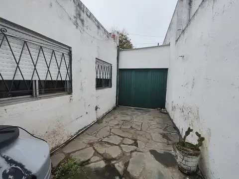 Venta Casa 4 Ambientes a Reciclar en Berazategui Centro - Ideal Inversor