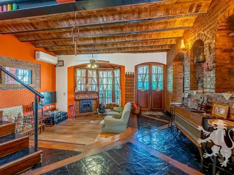 Casa en Alquiler con 2 cocheras