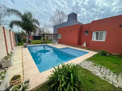 Casa 3 dormitorios con pileta y cochera