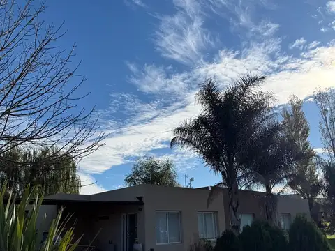 Casa 5 ambientes con 2 baños