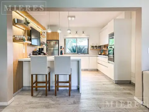 Casa en Venta con 2 cocheras