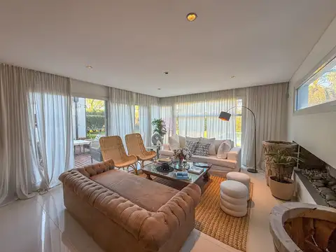 Casa en Alquiler en Pilar del Este - Los Jazmines, USD 3.200