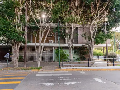 Estupendo PH con dos patios en venta en Acassuo, cerca de todo.