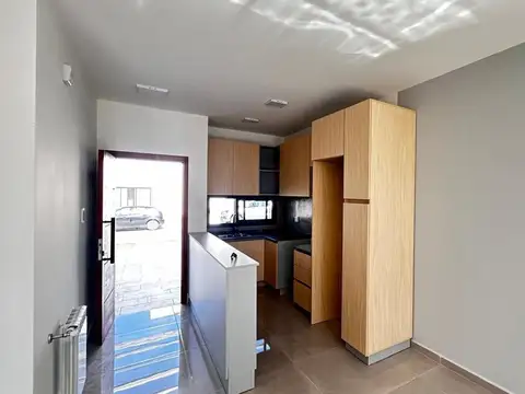 Casa en Alquiler con 2 cocheras