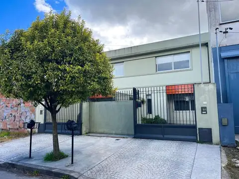 VENTA Dúplex 3 ambientes. Cochera, patio y parque