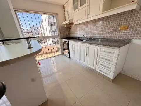 ALQUILER DPTO 3 AMBIENTES CON BALCÓN Y COCHERA