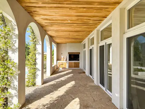 Casa en Venta con 6 cocheras
