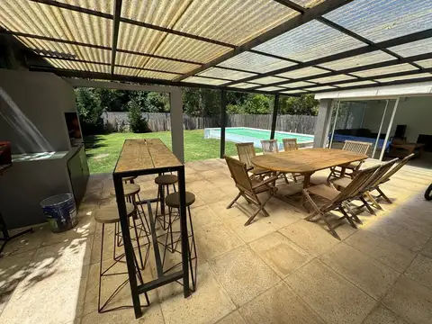 Casa 5 ambientes con 4 baños