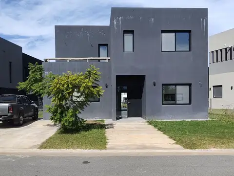 Casa En Venta Y Alquiler al Río En Barrio Náutico El Canal, Villanueva, Tigre