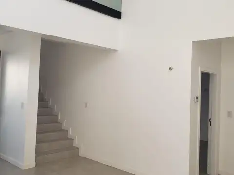 Casa en Alquiler con 2 cocheras