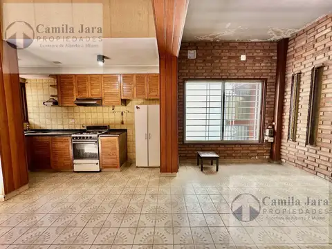 Casa 3 ambientes en Morón Norte con cochera y patio