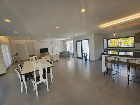 Casa en Alquiler Temporal en Lagoon Pilar, USD 1.900