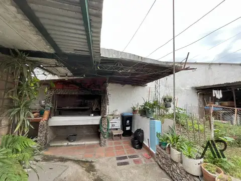 Casa 8 ambientes con 2 baños