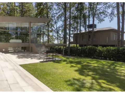 Casa 9 ambientes con 5 baños