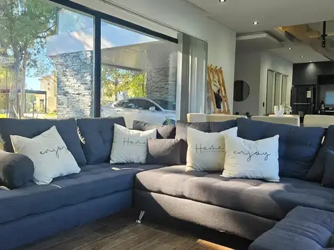 Casa 5 ambientes con 3 baños