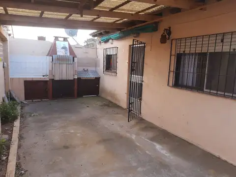 Casa con patio - parrilla y espacio de auto techado - Mar del Tuyú - 3 cuadras del Mar