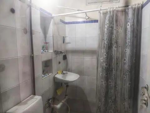 CASA CON DEPARTAMENTO. B° SANTA CRUZ, CHIMBAS