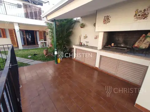Casa 9 ambientes con 2 baños