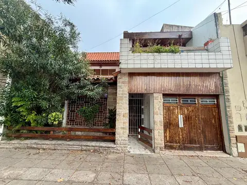 Casa en lote propio de 8.66 x 14.5 con garaje comodo living comedor patio y tres dormitorios