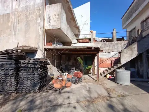 Importante Esquina Sobre Lote Propio Casa Mas Galpon