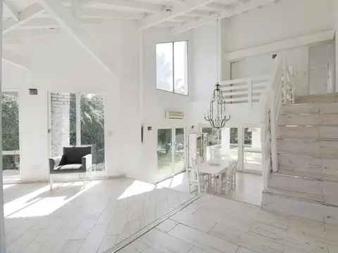 VENTA CASA 5 AMB.   DEPENDENCIA COUNTRY CLUB VENADO JARDIN PISCINA