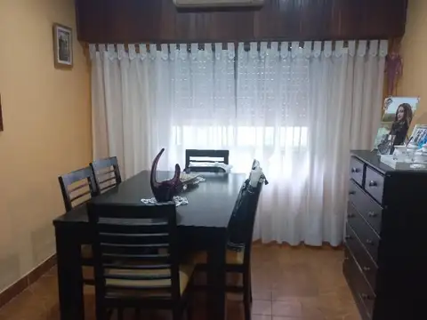 Hermosa casa con tres dormit. y garage P/dos autos