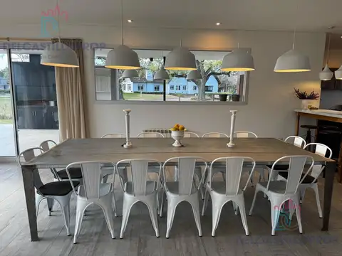 Casa 4 ambientes con 2 baños