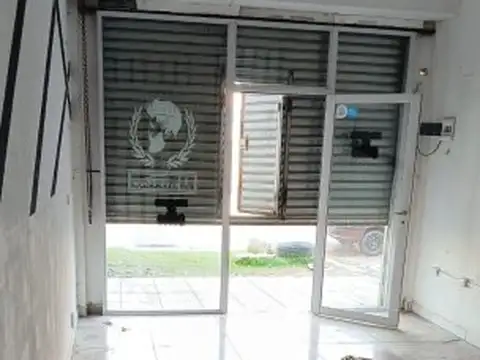 Local en Alquiler en Gregorio de Laferrere, $ 400.000