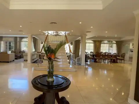 Casa 8 ambientes con 6 baños