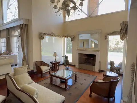 Casa en Venta con 4 cocheras