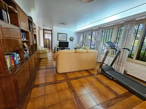 VENTA CASA 5 AMBIENTES EN ESQUINA EN MEJOR ZONA DE BANFIELD