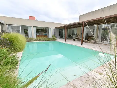 Casa en Venta con 2 cocheras