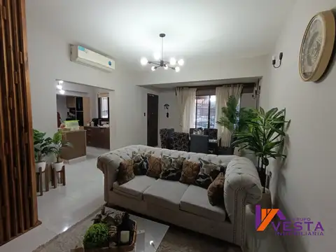 Casa 8 ambientes con 3 baños