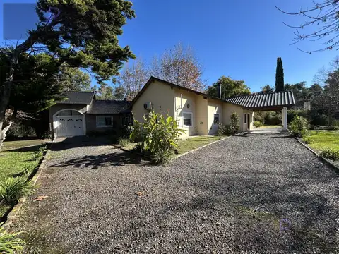 Casa 4 ambientes con 2 baños