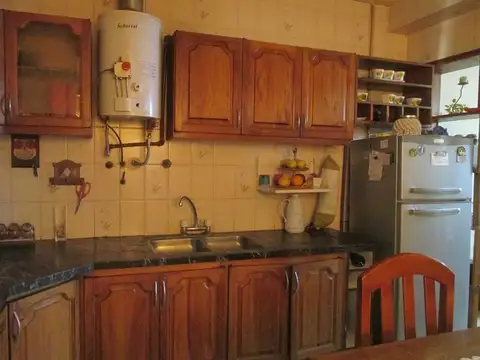 Casa 8 ambientes con 2 baños