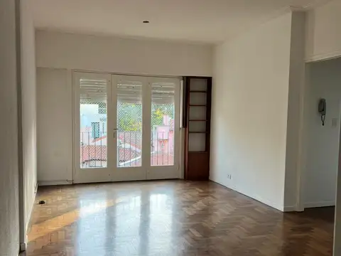 AMPLIO DEPARTAMENTO CON BALCON AL CONTRAFRENTE