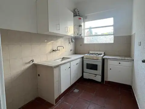 AMPLIO DEPARTAMENTO CON BALCON AL CONTRAFRENTE