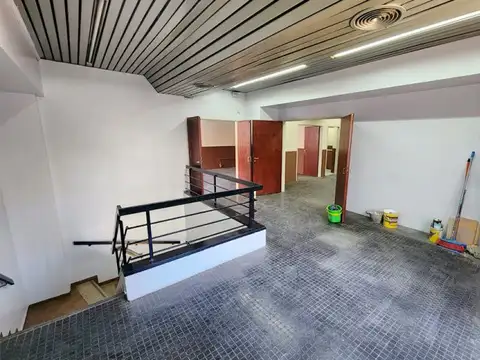 Oficina 10 ambientes con 6 baños