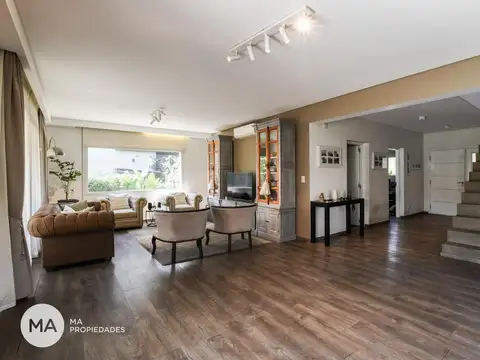 Casa en Alquiler con 2 cocheras