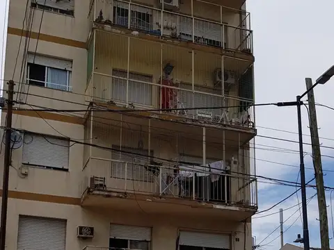 EXCELENTE DEPTO LATERAL DE 2 AMB RECICLADO POCOS AÑOS BAJAS EXPENSAS