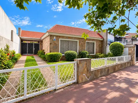 Casa con piscina y amplio terreno sobre Bv. Rondeau – Estilo tradicional y gran potencial