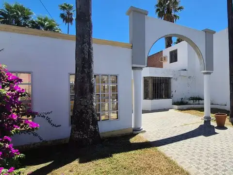 Casa 8 ambientes con 4 baños