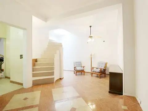 Depto Tipo Casa 6 ambientes con 2 baños