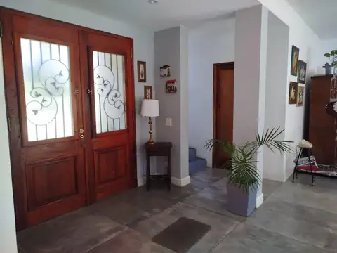 Casa en Alquiler con 3 cocheras