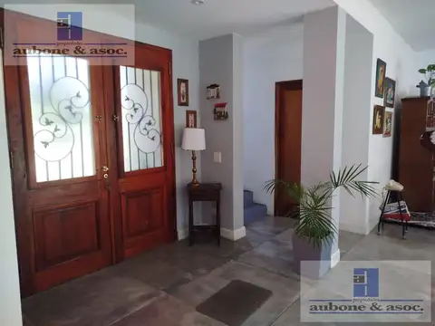 Casa en Alquiler con 3 cocheras