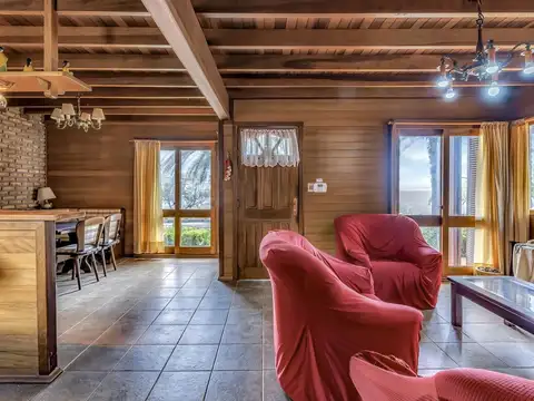 Casa 4 ambientes con 2 baños