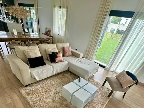 Casa en Alquiler Temporal con 2 cocheras