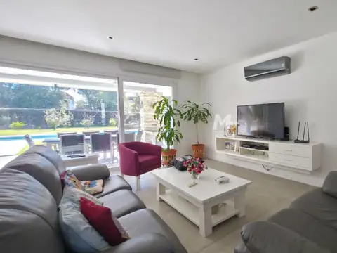 Casa en Venta con 2 cocheras