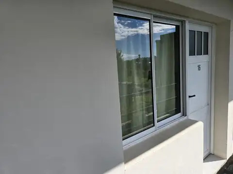 Departamento en Oro Verde de un dormitorio con cochera en alquiler